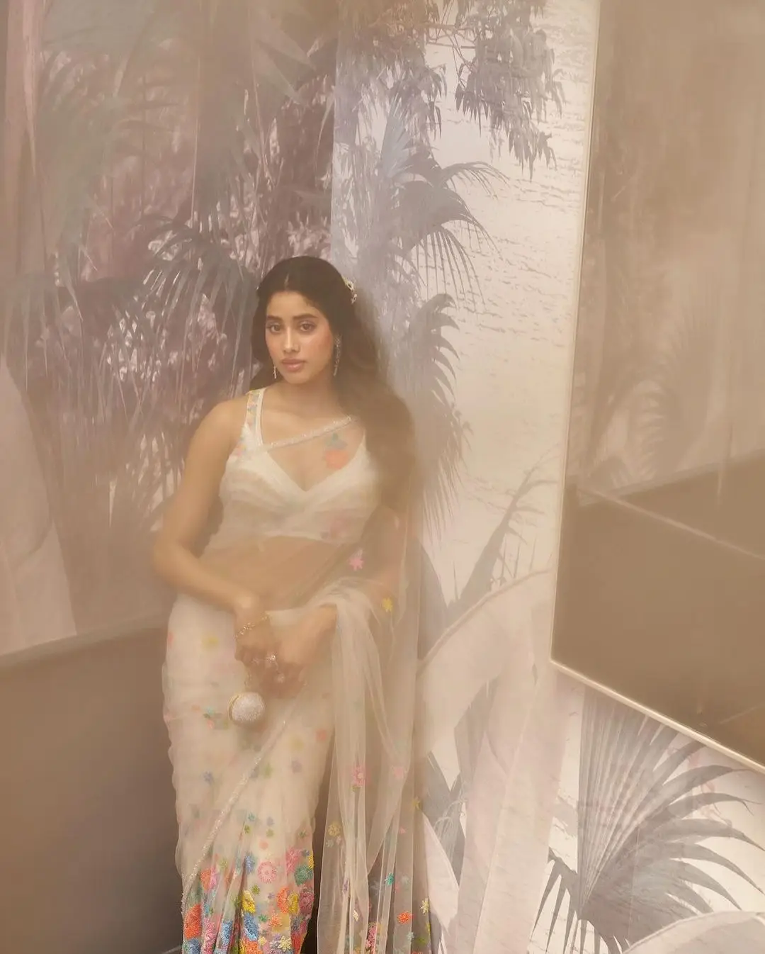 JANHVI KAPOOR PHOTOSHOOT IN WHITE SAREE SLEEVELESS BLOUSE 4